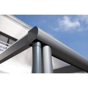 Anthrazitfarbenes Skan Holz Vordach Greifswald aus Aluminium mit klarer Polycarbonat-Dacheindeckung und integrierter Regenrinne.