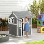 Outsunny Kinderspielhaus aus Holz mit Pflanzkasten und spielendem Kind im Garten.