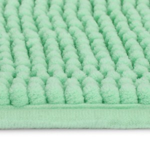 Nahaufnahme einer hellgrünen Beautissu BeauMare WR Badematte mit flauschiger Chenille-Struktur und glattem Rand.