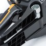 Detailaufnahme der Stiga Benzin-Kettensäge CS 750 mit Werkzeugaufnahme.