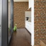 A.S. Creation Vliestapete Naturals mit Backsteinmuster in Wohnraum-Szene.