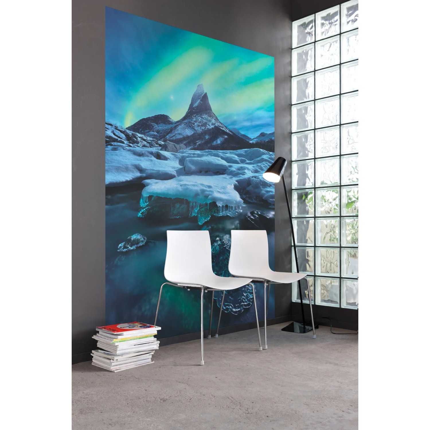 Komar Vlies Fototapete The Coronation (200x250 cm) mit Berglandschaft und Nordlichtern.