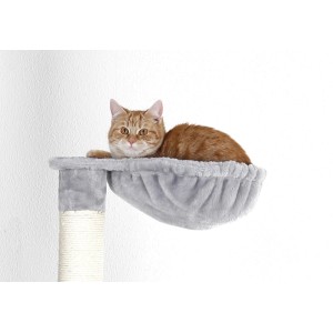 Katze liegt entspannt im grauen Liegebett des Kerbl Kratzbaum Square.