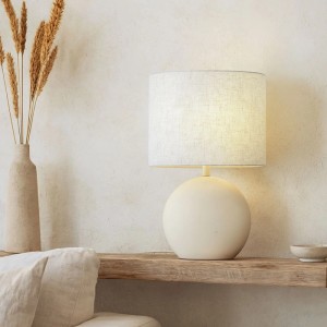 Beige QAZQA Japandi Tischleuchte Timo mit Leinenschirm auf Holzregal.