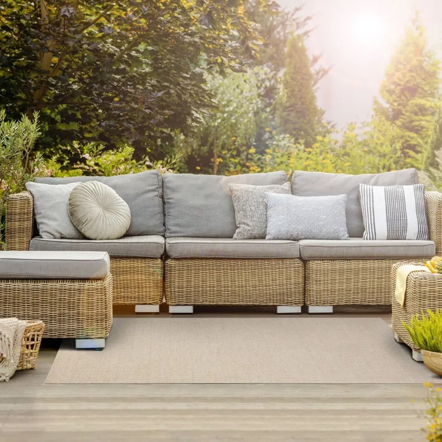 Wetterfester KARAT Outdoor Teppich Parma, beige, 180x300 cm, auf Terrasse mit Gartenmöbeln.
