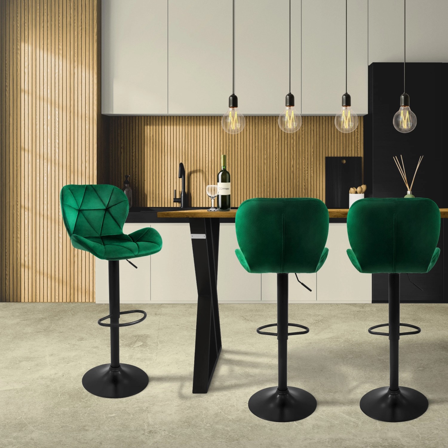 2er Set grüne ML-Design Barhocker aus Samt mit Fußstütze vor Küchentheke.