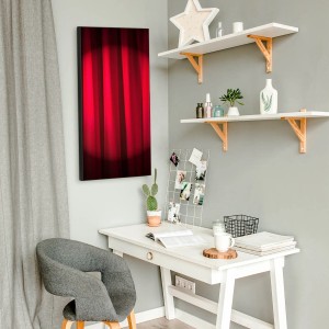 Banjado Magnettafel mit rotem Vorhang Motiv, 37x78cm, als Wanddekoration im Raum.