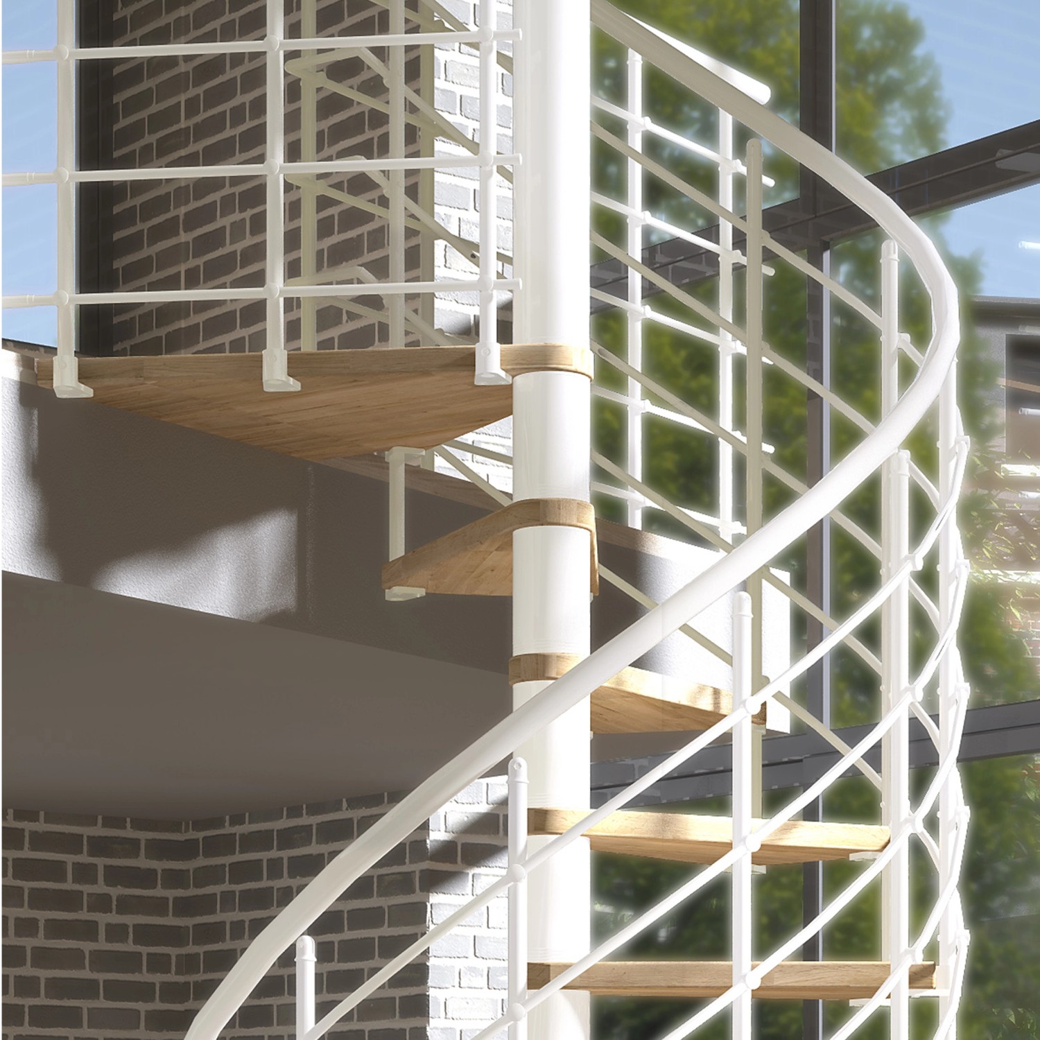 Weiße Dolle Spindeltreppe Oslo mit Eichenholzstufen, spiralförmig gewendelt.