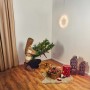 Frau setzt grüne Kunsttanne Nagano (150 cm) zusammen. Weihnachtsbaum mit Ständer.