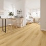 Heller Vinylboden Eiche Bergen mit Korkdämmung in modernem Wohnraum.