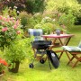 Schwarzer Relaxdays Kugelgrill aus Stahl, fahrbar mit Deckel, im Garten. Perfekt für BBQ und Grillfeste.