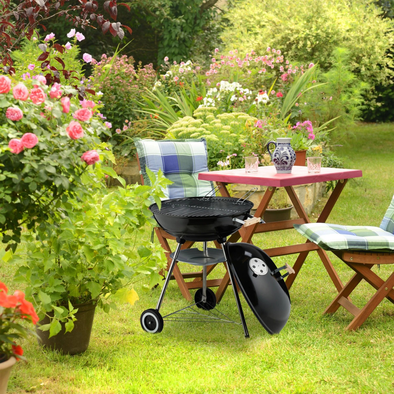 Schwarzer Relaxdays Kugelgrill aus Stahl, fahrbar mit Deckel, im Garten. Perfekt für BBQ und Grillfeste.