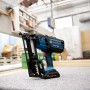 Bosch Professional Akku-Holznagler GNH 18V-64 M, blauer Tacker mit Akku.