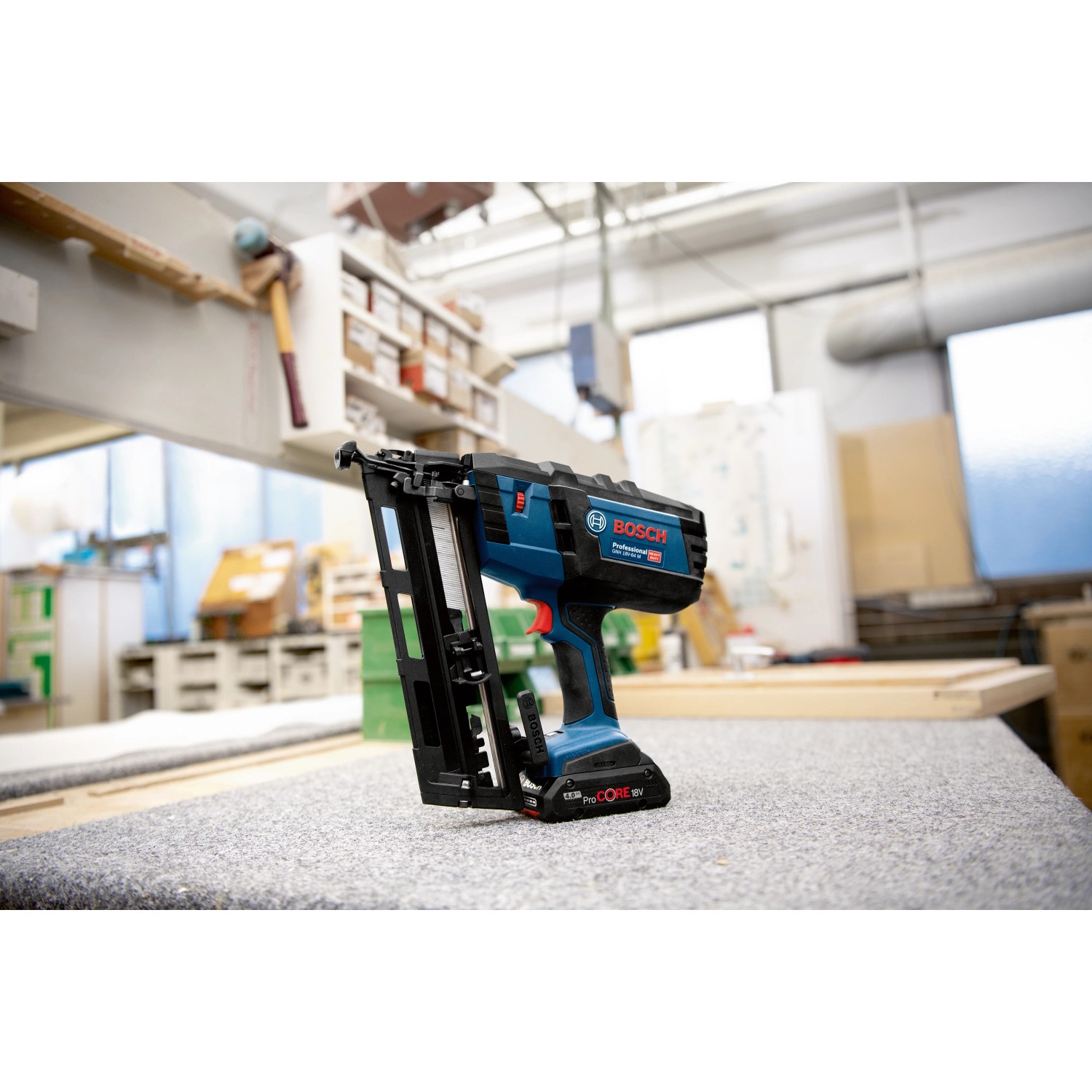 Bosch Professional Akku-Holznagler GNH 18V-64 M, blauer Tacker mit Akku.