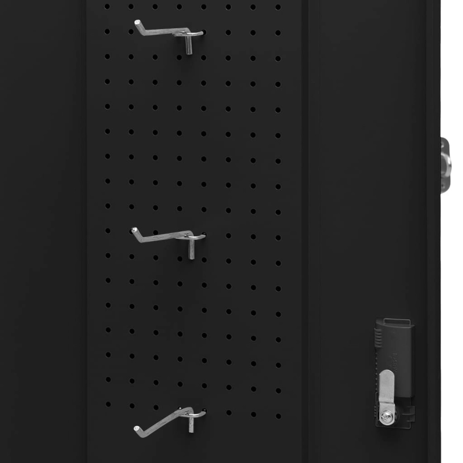 Detailansicht: Schwarzer vidaXL Sattelschrank aus Stahl mit Haken und Schloss.