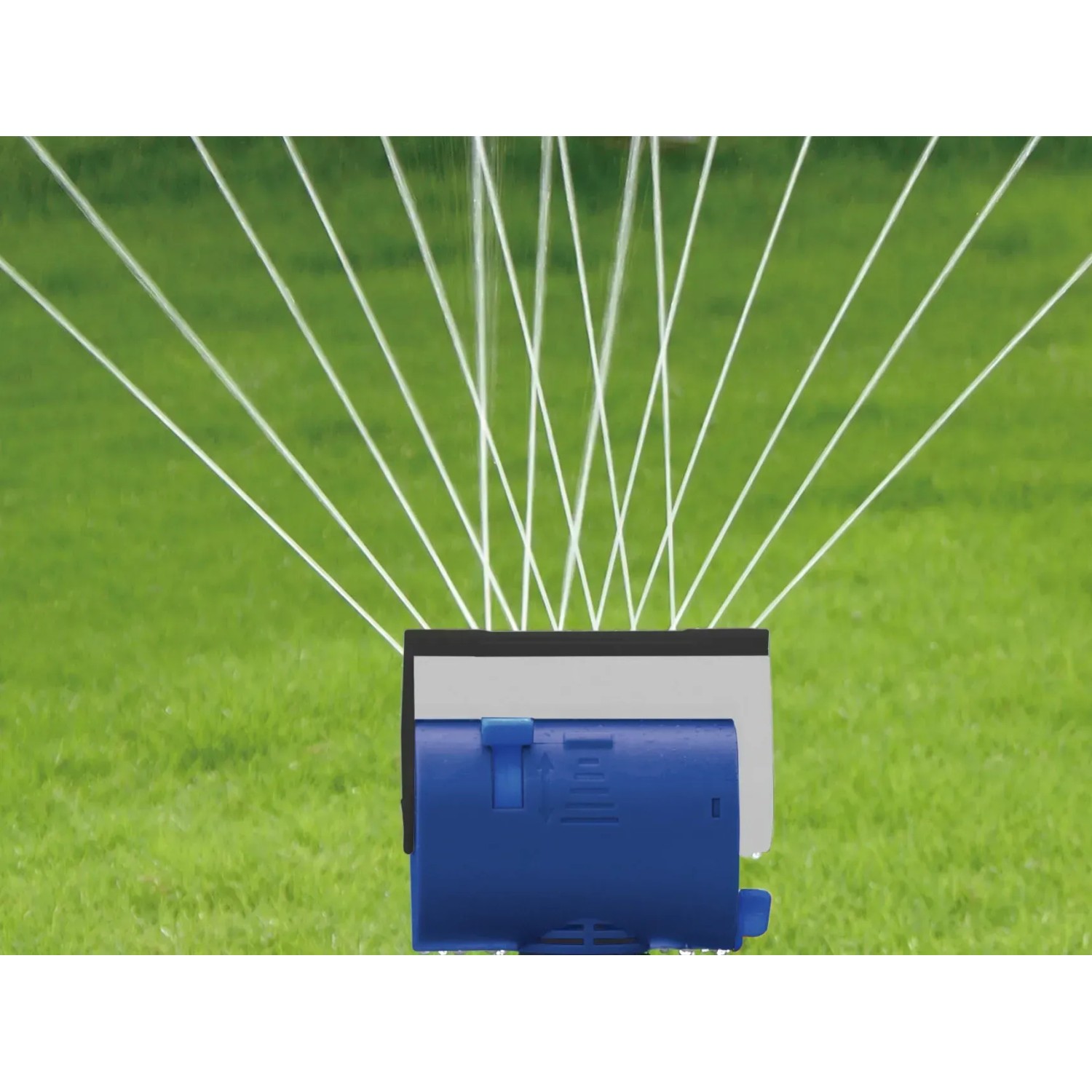 LUX-TOOLS Classic Viereckregner bewässert Rasenfläche mit feinen Wasserstrahlen.