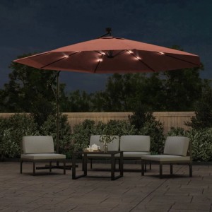 Terrakotta Ampelschirm mit leuchtenden LEDs auf der Terrasse bei Nacht. Perfekt für Gartenbeleuchtung.
