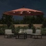 Terrakotta Ampelschirm mit leuchtenden LEDs auf der Terrasse bei Nacht. Perfekt für Gartenbeleuchtung.