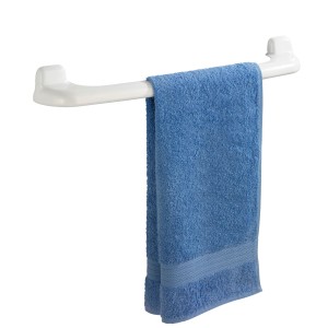 Wenko Badetuchstange Pure, weiße Kunststoff-Handtuchstange mit blauem Handtuch.