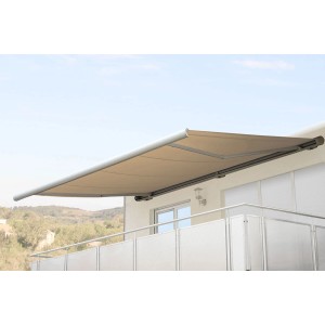 Elektrische Kassettenmarkise, 4x3m, creme, ausgefahren auf einem Balkon.