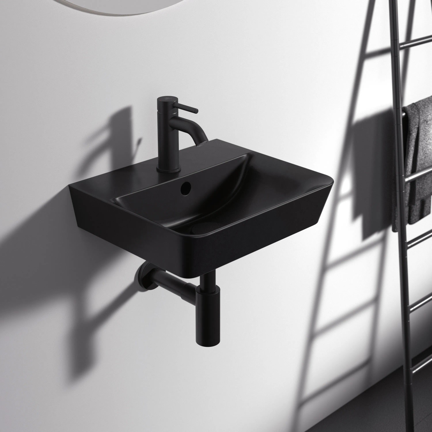 Schwarzes Ideal Standard Handwaschbecken Connect Air, 40 cm, mit Hahnloch und Überlauf.