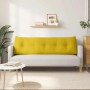 Gelbes Samt-Rückenkissen mit Knopfheftung auf hellem Sofa. Ergonomisches Kissen für Wohnzimmer & Couch.
