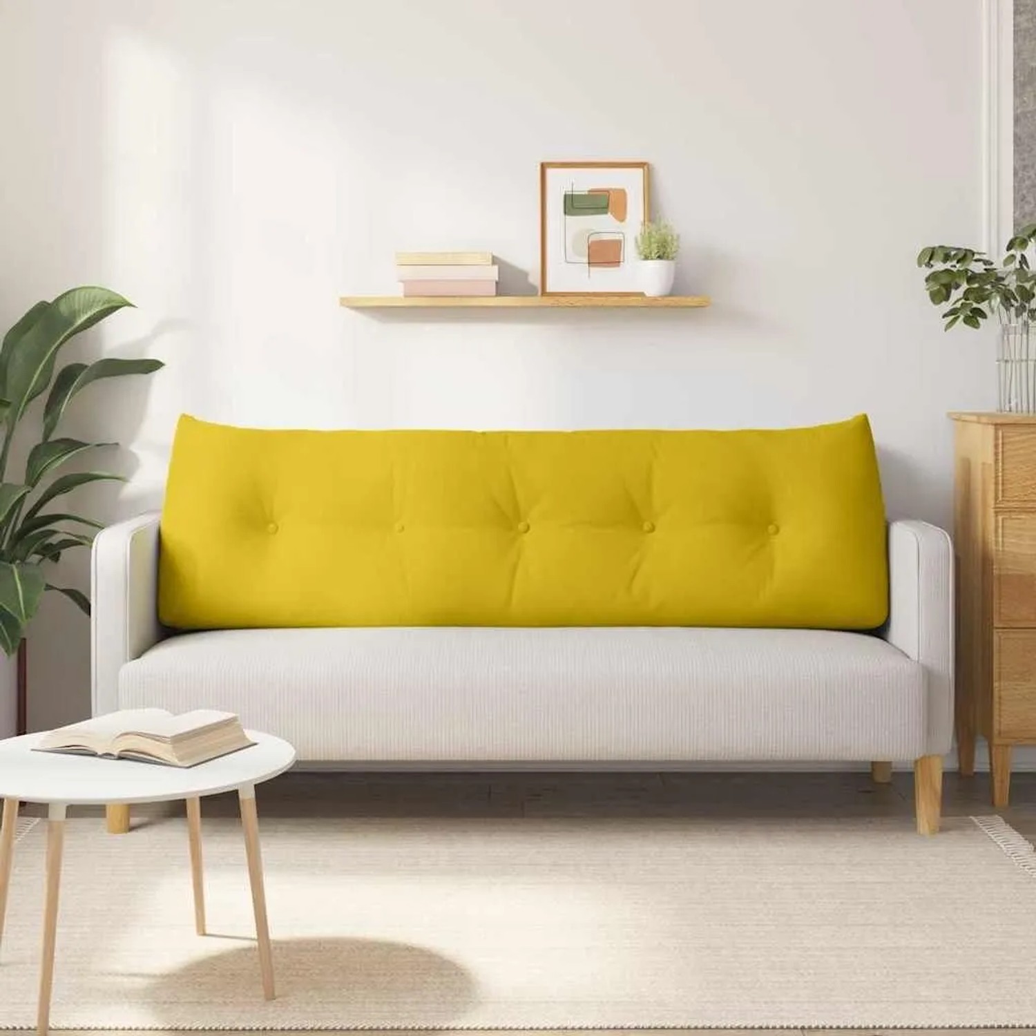 Gelbes Samt-Rückenkissen mit Knopfheftung auf hellem Sofa. Ergonomisches Kissen für Wohnzimmer & Couch.