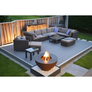 Terrasse mit grauen Kovalex WPC XL Dielen, Lounge-Möbeln und Feuerstelle.