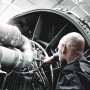 Mann arbeitet mit Wera Schlitz-Schraubendreher an Turbine. Schraubenzieher mit Elektrikerklinge im Einsatz.
