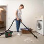 Frau saugt mit Bosch Akkusauger AdvancedVac 18V-8 Flüssigkeit auf. Nass- & Trockensauger mit Zubehör.