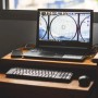 Laptop auf Schreibtisch, Tastatur und Maus auf ausziehbarem Unterbau-Tastaturauszug. Praktisch für Bürobedarf.