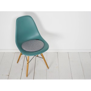 Graues Magma Stuhlkissen Avaro (Ø 35 cm) auf einem Stuhl. Bequem, robust und pflegeleicht.