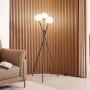 Moderne Lucande Visata Dreibein-Stehlampe mit drei Leuchtkugeln in Schwarz.