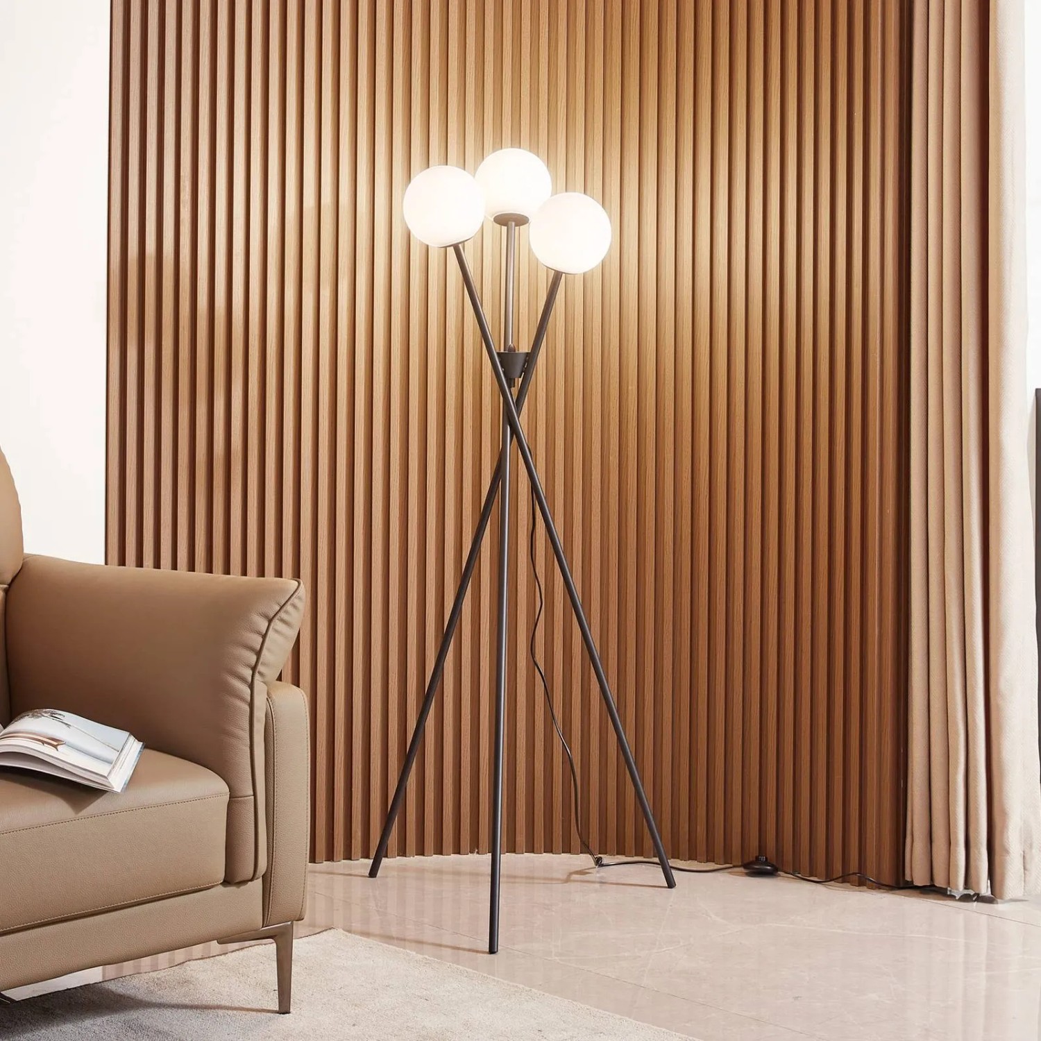 Moderne Lucande Visata Dreibein-Stehlampe mit drei Leuchtkugeln in Schwarz.