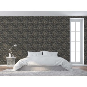 Graue Tadessi Vliestapete mit barockem Ornamentmuster und leichtem Glanz im Schlafzimmer. Dekorative Wandgestaltung.