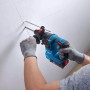 Bosch Akku-Bohrhammer GBH 18V-18 im Einsatz beim Bohren in Decke. Teil des 18V Akku-Geräte Sets.