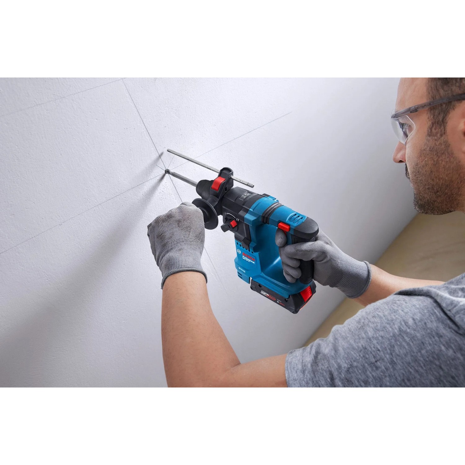 Bosch Akku-Bohrhammer GBH 18V-18 im Einsatz beim Bohren in Decke. Teil des 18V Akku-Geräte Sets.