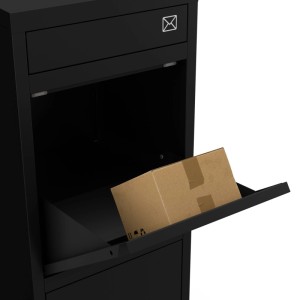 Schwarzer Brief- und Paketkasten aus Stahl, geöffnet mit braunem Paket. Modernes Design für Außenbereich.