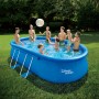 Blauer Summer Waves Quick Pool, aufblasbares Pool-Set mit Leiter und spielenden Personen im Garten.