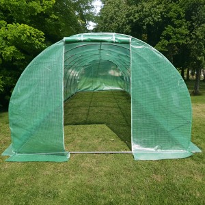 Hattoro Foliengewächshaus mit Stahlfundament, Gitternetzfolie und Rolltür im Garten.