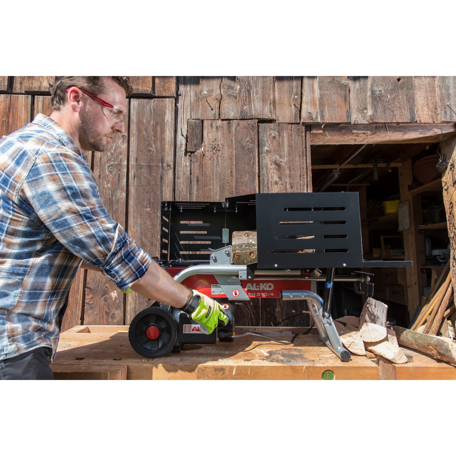 Al-Ko Elektroholzspalter LSH 370/4 in Nutzung: Mann spaltet Holz mit dem liegenden Holzspalter.