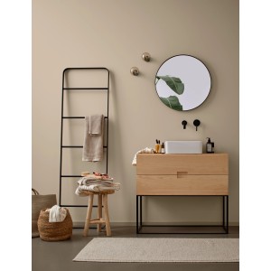 Badezimmer in Sandbeige mit Alpina Wandfarbe Pure Farben. Waschtisch, Spiegel und Handtuchleiter.