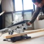 Ryobi RTMS1800-G Kombisäge als Kapp- und Tischkreissäge im Einsatz mit Holzwerkstück.