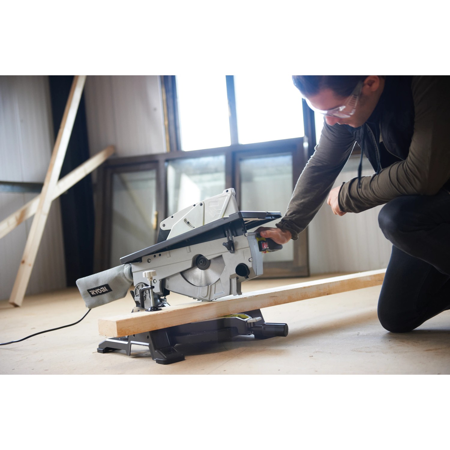 Ryobi RTMS1800-G Kombisäge als Kapp- und Tischkreissäge im Einsatz mit Holzwerkstück.