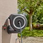 Gardena Wand-Schlauchbox RollUp M mit 20m Schlauch an Hauswand. Gartenschlauchwagen mit Aufrollautomatik.