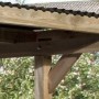 Detailansicht Weka Einzelcarport mit Rundbogen: Holzkonstruktion mit stabilen Pfosten.