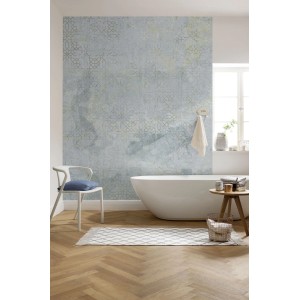 Komar Fototapete Jaunty Jewels im Badezimmer mit Badewanne und Stuhl.