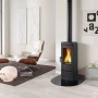 La Nordica Kaminofen Candy aus Gusseisen (7,2 kW) im Wohnraum mit brennendem Feuer.