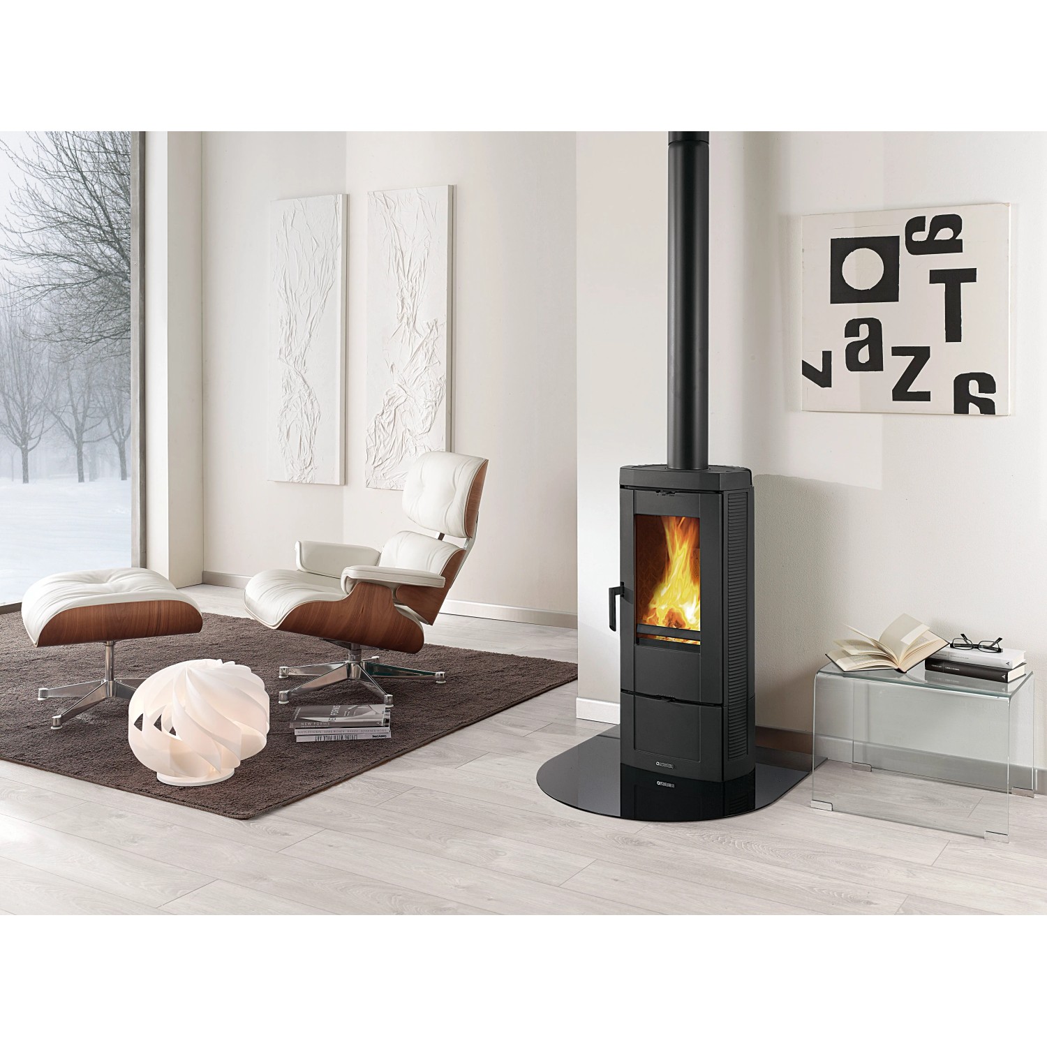 La Nordica Kaminofen Candy aus Gusseisen (7,2 kW) im Wohnraum mit brennendem Feuer.
