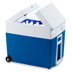 Blaue Mobicool Kühlbox MT48W mit Rollen, 48 Liter Fassungsvermögen und geöffnetem Deckel.